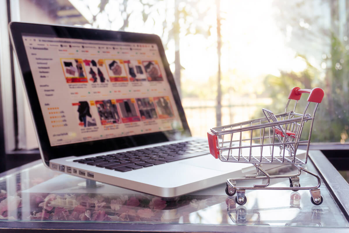 online-shopping-concept-shopping-cart-trolley-laptop-table (1)